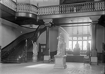 Photo d'intérieur avec statues dénudée et escalier d'apparat.