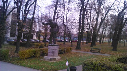 Споменик Лоли Рибару у Ђакову, рада вајара Томе Росандића из 1953.