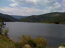 Lac de retenue de la Verne: au fond de l'image, l'embouchure de la rivière