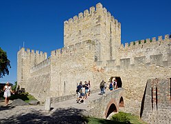 Entrada del puente en el castillo de San Jorge en Lisboa