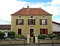 Le bâtiment de la mairie a été construit comme l'école en 1879-1882 en pierre du pays.