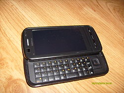 Nokia C6-00 saksalaisella näppäimistöllä.