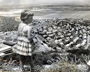 ילדה צופה על שכונת גבעת נשר בעיר נשר, שנת 1960 לערך.