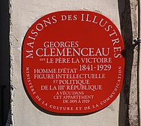 Plaque du label Maisons des Illustres, à gauche de l'entrée