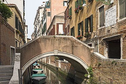 ponte delle Tette reliant lafondamenta éponyme et la Calle de l'Agnello