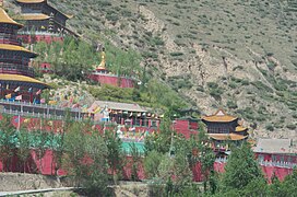 معبد طاوي  [لغات أخرى]‏ مكرس ل Jiutian Xuannü على جبل Fenghuang ، في قرية Lunmalong ، Duoba ، شينينغ