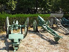 Mountain guns at the National Military Museum, Romania. Russian 76.2 mm mountain gun M1904 left. Two Russian 76.2 mm mountain guns M1909 center. The 7.5 cm GebirgsKanone 13 is at far right.