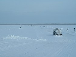 Зимник через реку Олбани