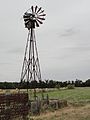 Paysage avec une pompe-éolienne.