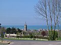 Vue sur le village d'Arromanches depuis l'entrée est.