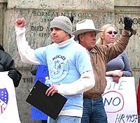 Baldemar Velásquez (center), at event