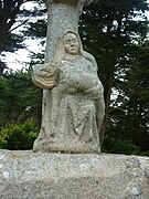 La piéta au pied du calvaire situé dans l'enclos paroissial de la chapelle Saint-Budoc.