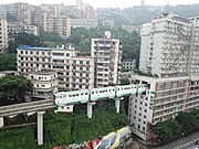 中國重慶軌道交通2號線，圖中的李子壩站為高架車站，以下樓層是商鋪，以上則是住宅