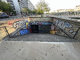 Entrée de la station. En arrière-plan, la colonne de Juillet, située au milieu de la place de la Bastille.