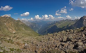 Blick zur Hütte, zum Tribulaun und ins Pflerschtal