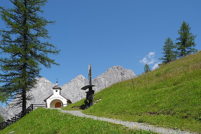 Dachsteinkircherl und Bergsteigerdenkmal auf der Brandalm unterhalb des Dachsteinmassivs, Steiermark. Benutzer:SchiDD