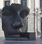 Per Adriano, (1993), escultura de Igor Mitoraj localizada frente al Teatro Guimerá