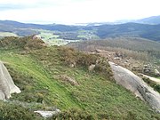 Vista dende A Frouxeira cara ao NE. Ao pé, o val de San Martiño de Mondoñedo, Foz. Ao fondo, a ría de Foz.