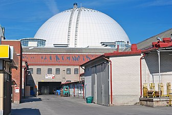 Med Globen i bakgrunden.