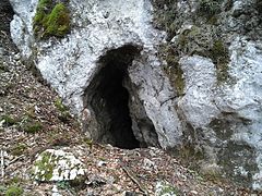 L'entrée de la principale des grottes de Mégevette.