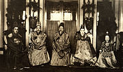 1910年日本統治時代に伝統的な韓服を着ている高宗と家族