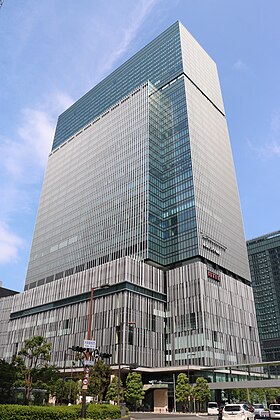 大阪駅前西交差点南東角から見たJPタワー大阪（2024年5月）