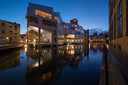 Edifício residencial “Katscha”, construído em 2015, em Norrköping, uma cidade da província de Östergötland, no leste da Suécia, a cerca de 160 km a sudoeste da capital nacional Estocolmo. A cidade está situada na foz do rio Motala, em Bråviken, uma enseada do mar Báltico. A energia hídrica do Motala e o bom porto-seguro foram fatores que facilitaram o rápido crescimento dessa cidade outrora industrial, conhecida por sua indústria têxtil. (definição 5 887 × 3 930)