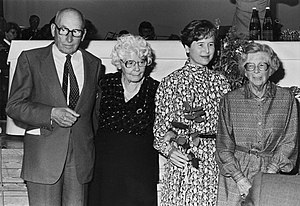 La conseillère fédérale Elisabeth Kopp avec ses parents et Rose Nobs en 1986.