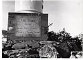 Socle du mémorial avec la plaque en laiton à la mémoire de Paul Doumer.