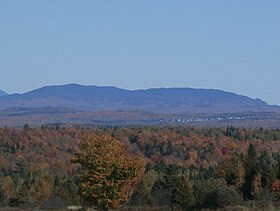 Vue du mont Bélanger derrière le village de Saint-Robert-Bellarmin depuis le rang Ludgine à Lac-Drolet.