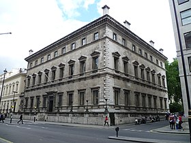 Reform Club (1841) Charles Barry. Qui lo stile all'italiana venne utilizzato per replicare un palazzo italiano del XVI secolo.