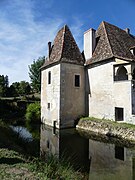 Les douves et la tour sud-ouest.