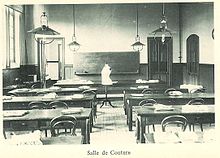 Photographie de la salle de couture du lycée, avec le matériel adéquat.