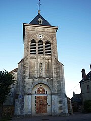 Façade (côté ouest). Clocher-porche et portail principal, panneau monumental[44] et, au-dessus, vitrail par Lionel Regnier[45]