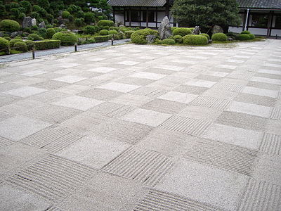 جانب من حديقة زن في معبد توفوكو-جي في مدينة كيوتو اليابانية، حيث يستخدم الرمل الأبيض للدلالة على قداسة المكان ولإعمال الذهن في التفكّر والتأمّل.
