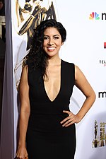 Stephanie Beatriz dans le rôle du détective Rosa Diaz.