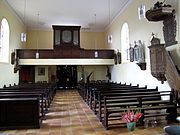 Vue intérieure de la nef vers la tribune d'orgue.