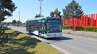 Bus (nouvelle livrée Ametis) de la ligne 10, circulant non loin de son terminus Centre Commercial Glisy.