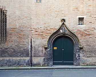 Façade et porte principale de la chapelle.