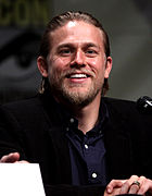 Charlie Hunnam dans le rôle du Dr. Alan McMichael.