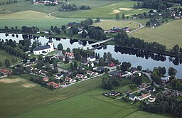 Smedby med Husby kyrka närmast i bild, Koberga på andra sidan Dalälven.