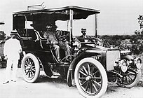 ダラック号（1905年）。1908年8月の遠乗り会時の写真[27]。威仁親王が運転席に座り、白服を着た吉田真太郎が車外に立っている[27]。