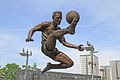 Statue, à l'extérieur de l'Emirates Stadium, illustrant son contrôle en extension lors du Mondial 1998.