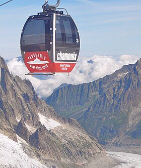 Le glacier de Trélaporte sous la cabine du télécabine Panoramic Mont-Blanc.