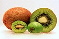 El kiwi más grande en la parte posterior comparado con el tamaño más pequeño del kiwi resistente en el frente