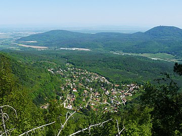 Вид на коммуну с вершины: видны окрестности города Селеста и шато Верхний Кёнигсбург