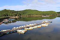 保古の湖と保古山の山頂部