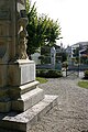 Vue partielle du Monument aux morts et entrée du jardin de la mairie en face