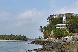 Phare à Mahé, commune et district pondichérien malayalophone encadré par le Kerala. Tellicherry est la grande ville la plus proche.