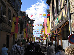 Foule dans les rues pour les Médiévales de Domfront.